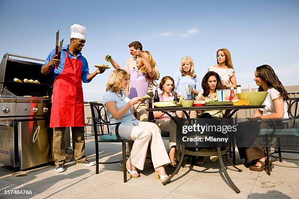 joven cocinar y sus amigos juntos en una fiesta barbacoa - penthouse girl fotografías e imágenes de stock