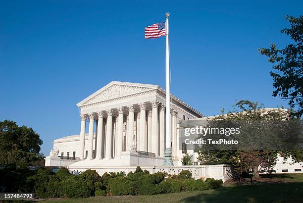 outside view of the united states supreme court - gebouw van het amerikaans hooggerechtshof stockfoto's en -beelden