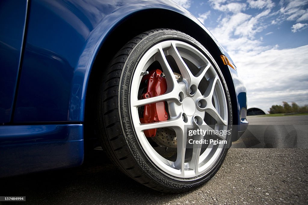 Flachwinkelansicht Sport-Auto Reifen