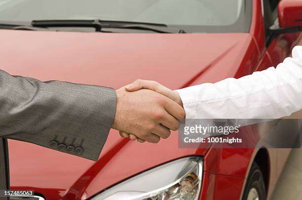 handshake - försäljning av begagnad bil bildbanksfoton och bilder