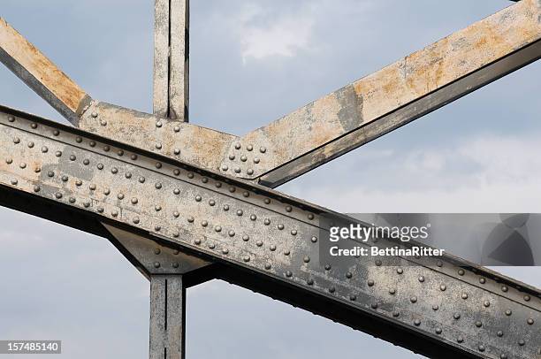 an up close image of the beams holding up a steel bridge - bärbjälke bildbanksfoton och bilder
