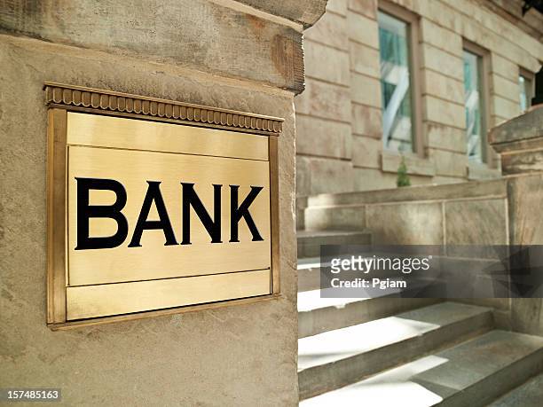 bank-schild auf eine wichtige finance building - gold plaque stock-fotos und bilder