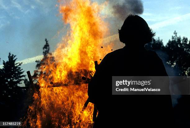 the last goodbye - cremation stockfoto's en -beelden