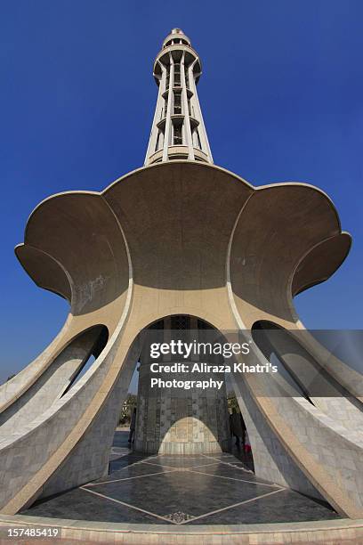 minar e pakistan - minar e pakistan stock pictures, royalty-free photos & images