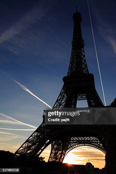 eiffel tower by sunset in paris xxxl - eiffel tower at night stock pictures, royalty-free photos & images