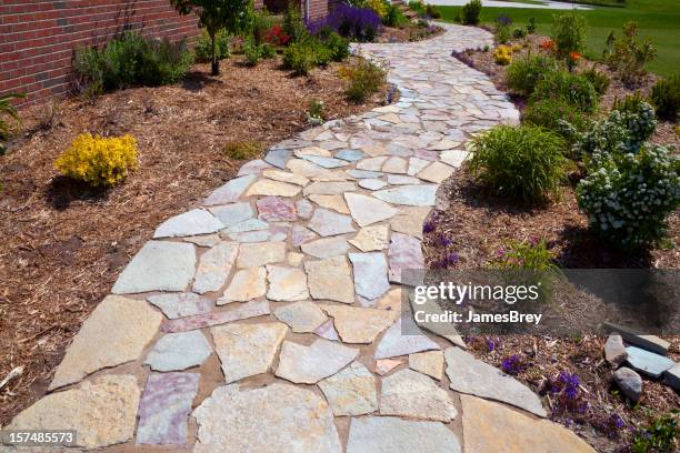 paysage de touches de couleurs naturelles champ pavé chemin de pierre jardin avec terrasse - plotting a path photos et images de collection