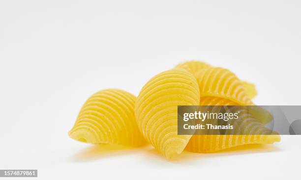 raw pasta - conchiglie photos et images de collection