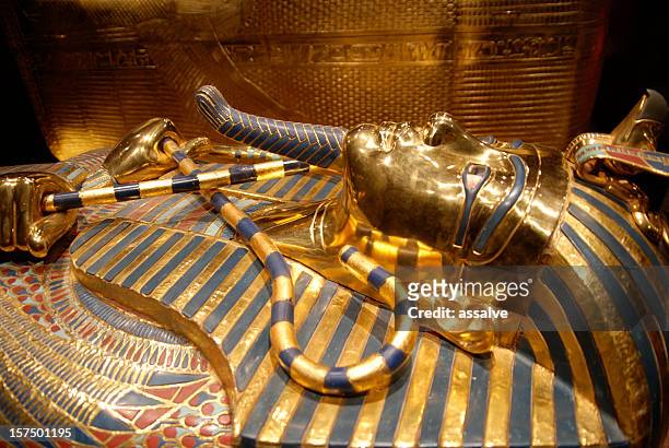 mask of tutankhamun, egyptian pharaoh - sarcophagus stockfoto's en -beelden