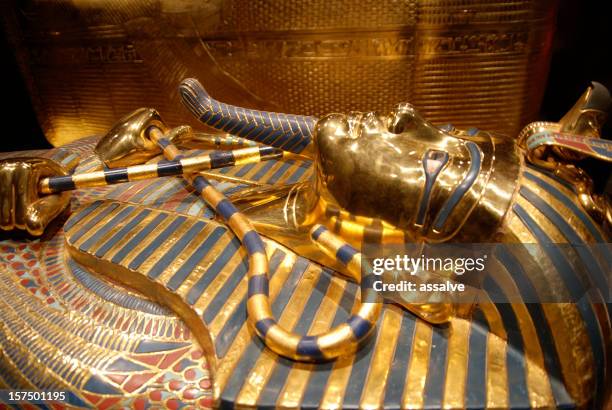 mask of tutankhamun, egyptian pharaoh - tomb stock pictures, royalty-free photos & images