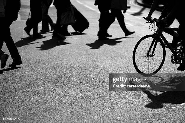 fußgänger, radfahrer crossing road, piccadilly circus, london, schwarz und weiß - fußgänger stock-fotos und bilder