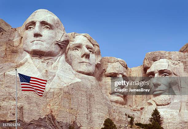 monte rushmore monument, bandera estadounidense, old glory, volar en primer plano - mt rushmore fotografías e imágenes de stock