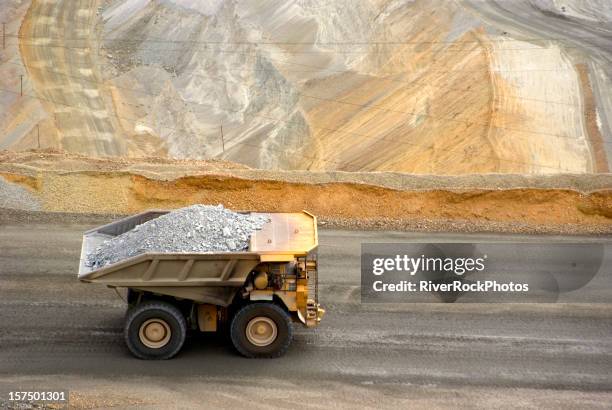 amplio dumptruck en utah mina de cobre - earth mover fotografías e imágenes de stock