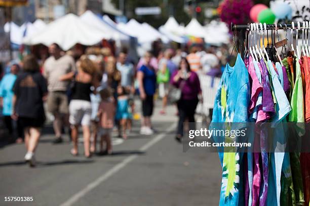 ストリートフェアやフェスティバル、楽しい夏には屋外のカーニバル - 学園祭 ストックフォトと画像