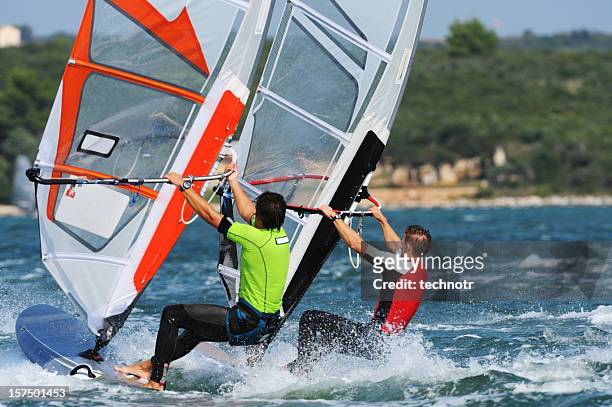 windsurfer beim wettbewerb - seite an seite stock-fotos und bilder