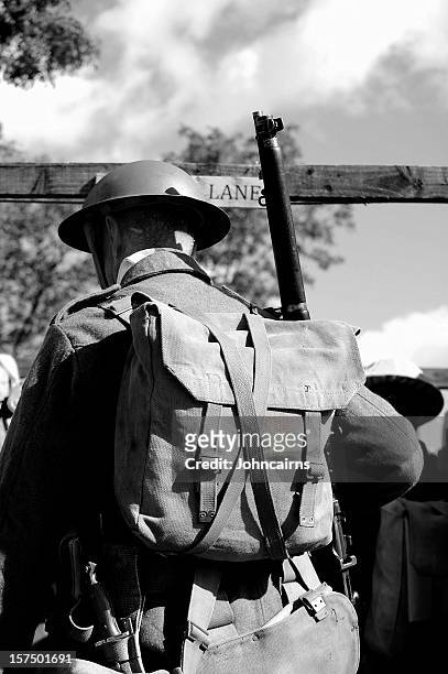 ww1 soldier. - trench stock pictures, royalty-free photos & images