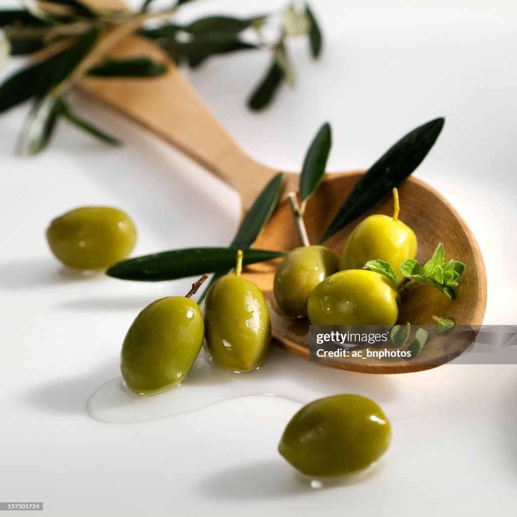 Olive verdi e un Mestolo di legno