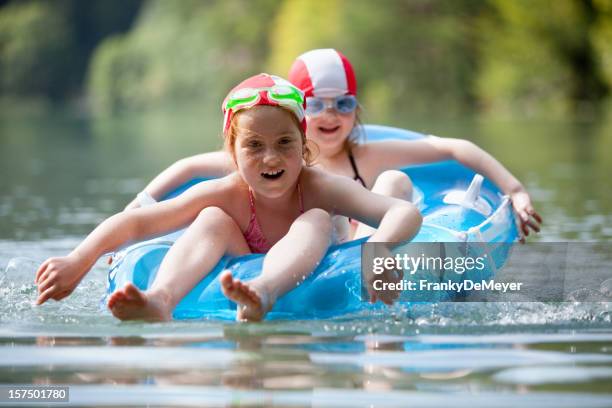 two girls in a rubber dinghy - persona de color 個照片及圖片檔