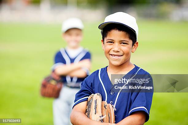 kleines baseball player - baseballmannschaft stock-fotos und bilder