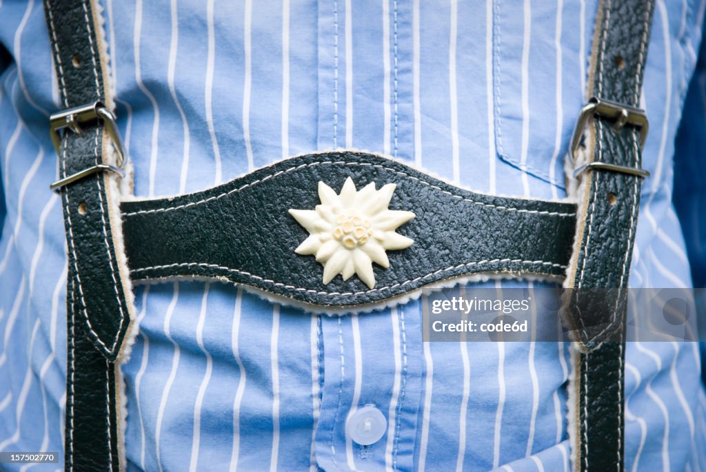 Lederhosen primer plano, young boy wearing ellos y camisa azul a rayas