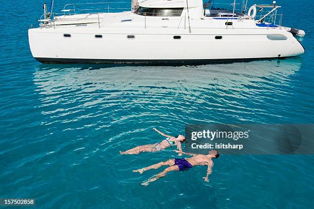 flotter dans la mer - catamaran race photos et images de collection