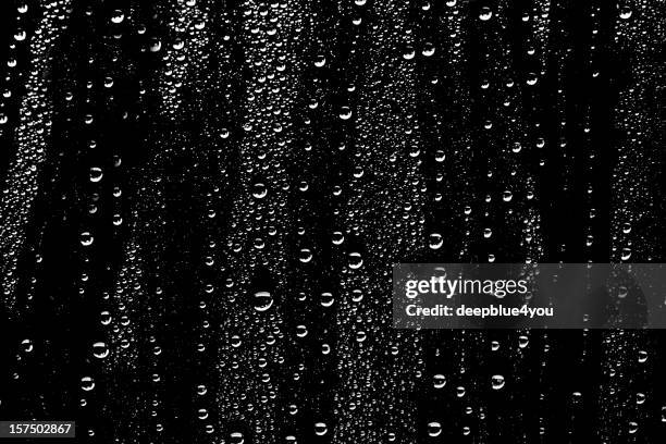 gotas de agua sobre fondo negro - condensación fotografías e imágenes de stock