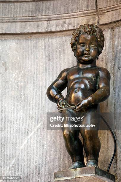 mannekin pis in brussels belgium - child urinating stockfoto's en -beelden