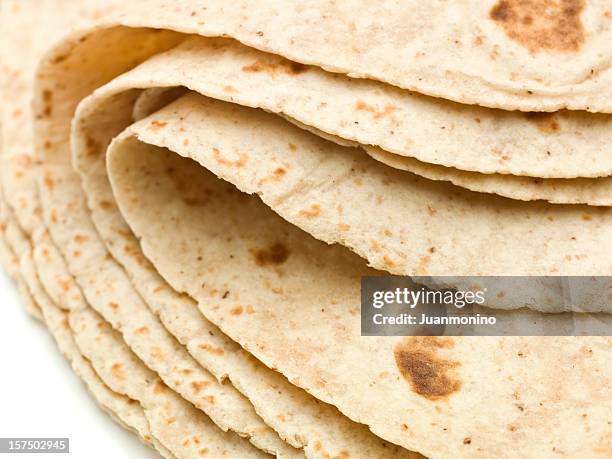 menge weizenvollkorn mehl mexikanische tortillas - tortilla stock-fotos und bilder