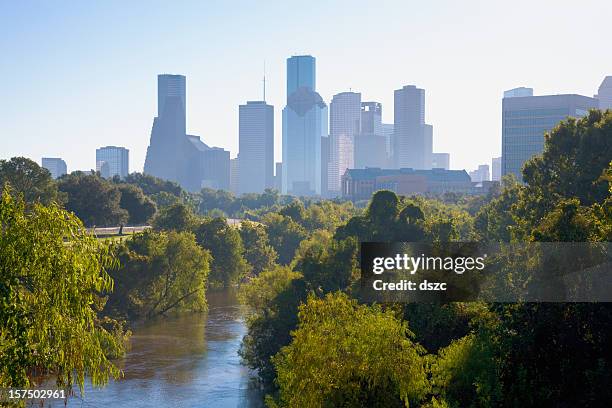 hazy skyline von houston am morgen - houston stock-fotos und bilder