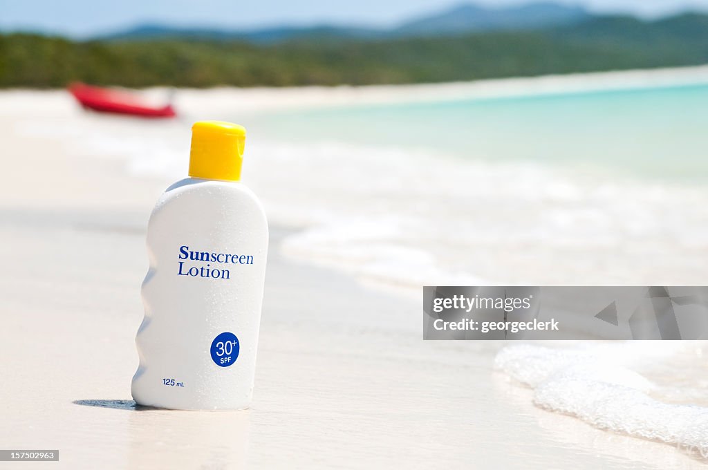 Sonnencreme lotion auf den Strand