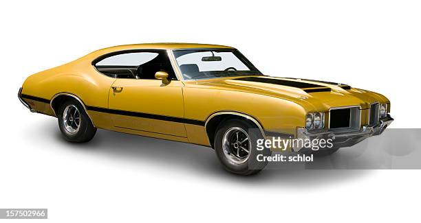 yellow oldsmobile 442 muscle car - sportwagen stockfoto's en -beelden