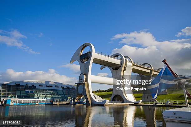 . falkirk wheel unter einem wunderschönen himmel. - central scotland stock-fotos und bilder