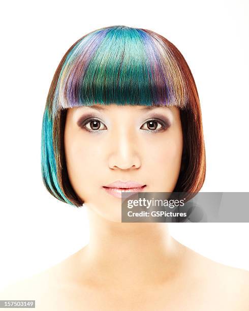 mujer con pelo diferentes colores - wig fotografías e imágenes de stock