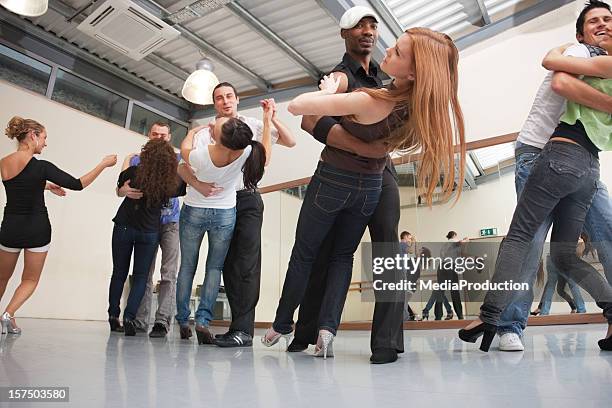 salsa de clase - salsa fotografías e imágenes de stock