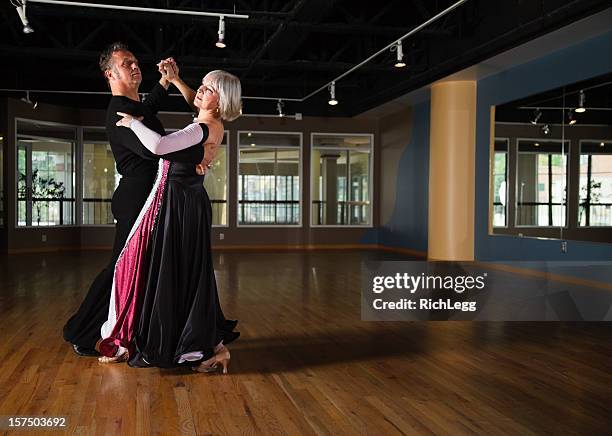 tanzen paar - ballroom dance couple stock-fotos und bilder