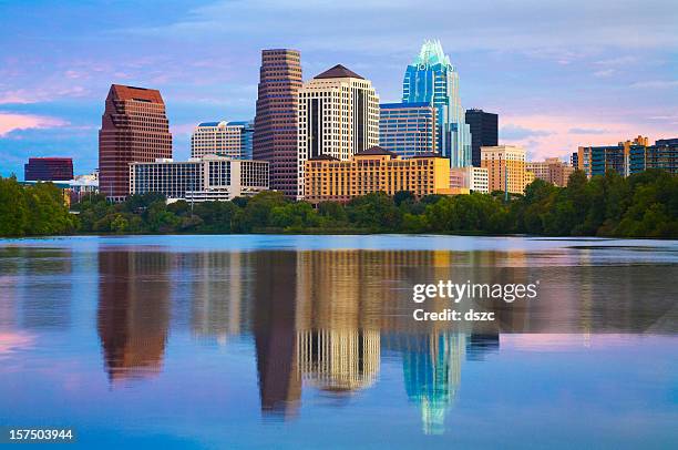 skyline von austin bei sonnenaufgang - austin texas skyline stock-fotos und bilder