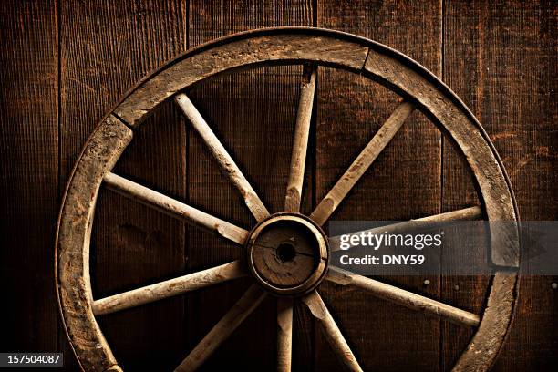 old wagon wheel - kutschenrad stock-fotos und bilder