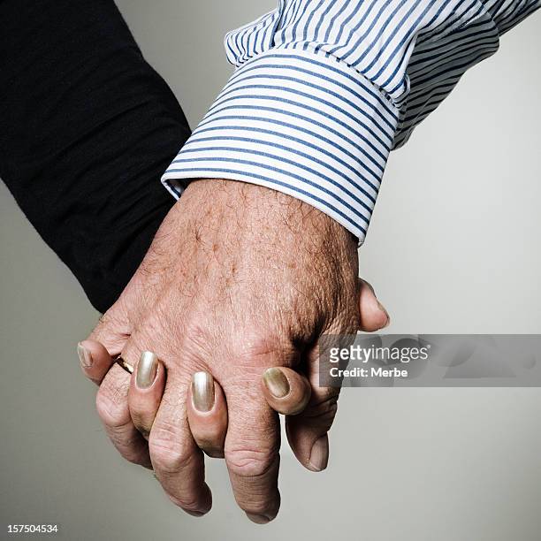 retrato de abuelo y a su abuela agarrar de la mano - manos entrelazadas fotografías e imágenes de stock