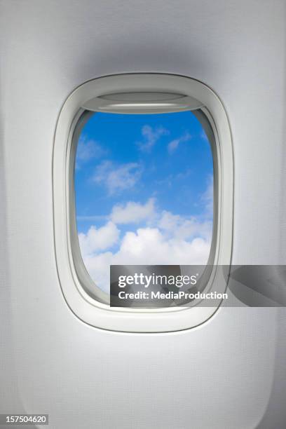 flugzeug-fenster (clipping path - bullauge stock-fotos und bilder