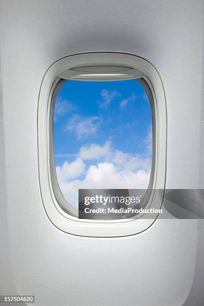 ventana de avión (clipping path (borde de corte - avión fotografías e imágenes de stock