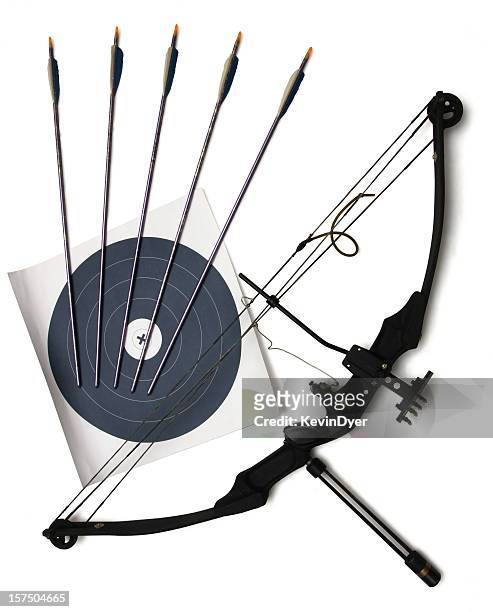 bow and arrow with target isolated on white - arrow bow and arrow stockfoto's en -beelden