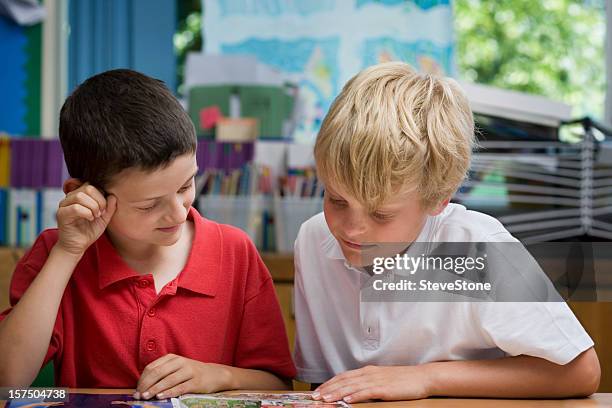 jungs lesen einen comic in der schule - comic book stock-fotos und bilder