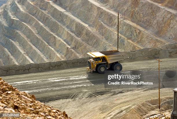 amplio dumptruck en utah mina de cobre - americana metálica fotografías e imágenes de stock