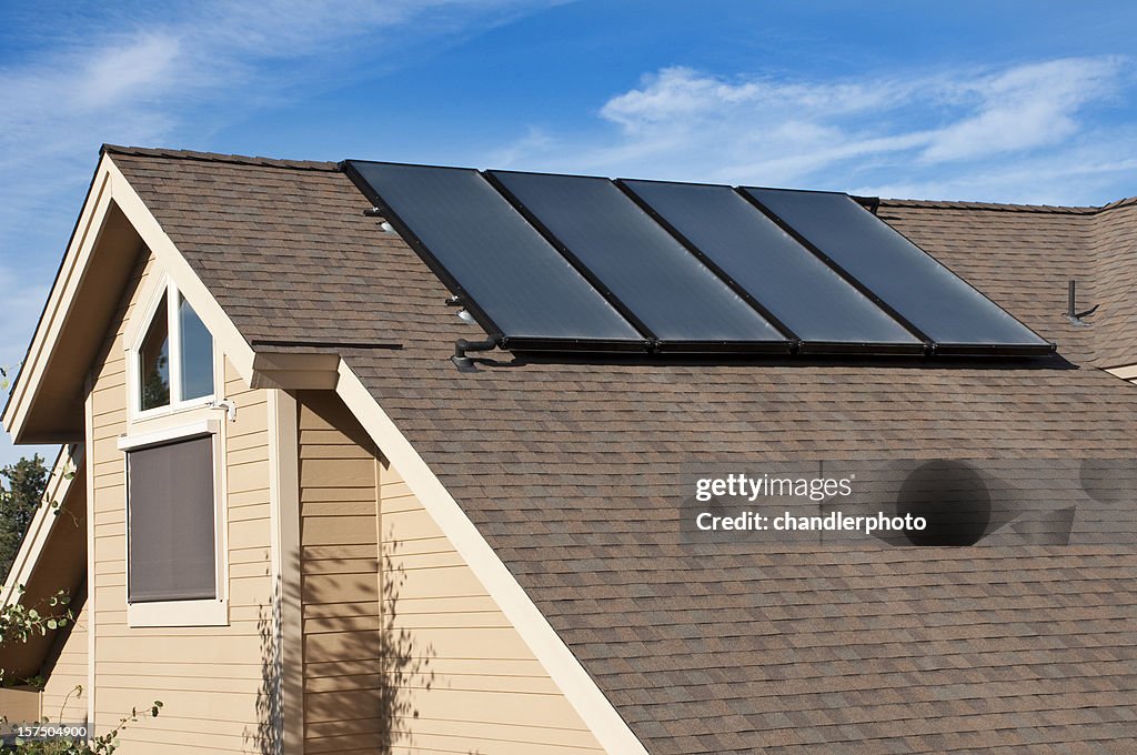 Wasser Sonnenkollektoren und zuhause, Außenansicht