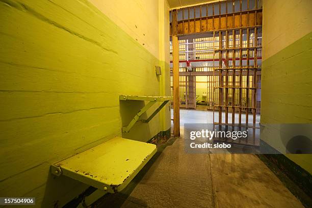 aprire cella - jail cell foto e immagini stock