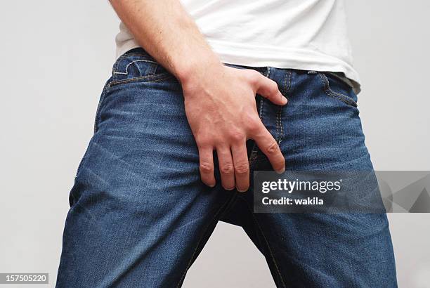 man protecting his ballbag scrotum - bekken stockfoto's en -beelden
