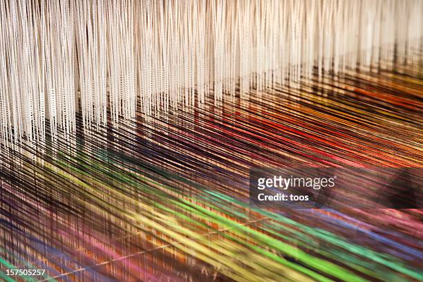 close-up della tessitura di filati colorati di tessuto (xxxl - materiale tessile foto e immagini stock