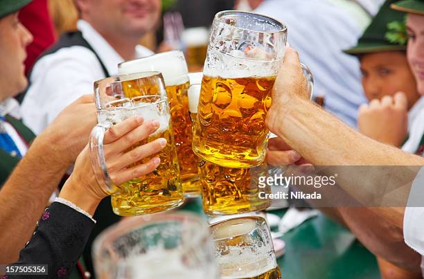 birra all'oktoberfest a monaco di baviera, germania - beer hall foto e immagini stock