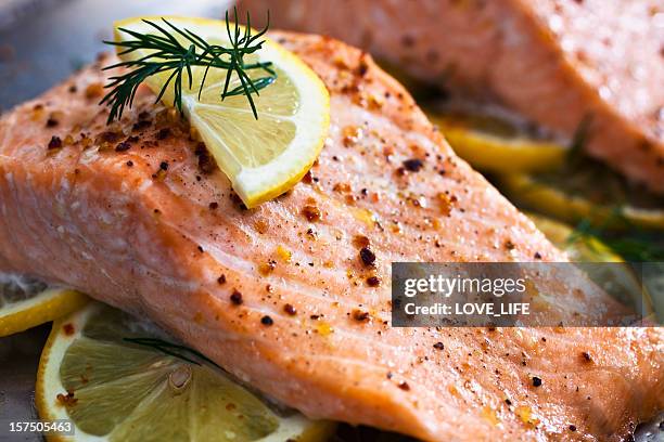 baked salmon - zalm gerecht stockfoto's en -beelden