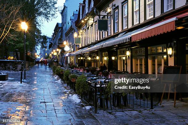 café e rua comercial à beira-rio - pavement cafe imagens e fotografias de stock