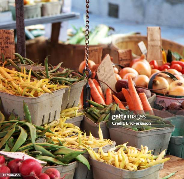 various vegetables at a market stall - bondemarknad kommersiellt evenemang bildbanksfoton och bilder